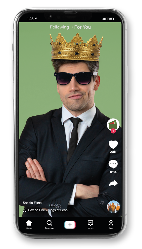Video vertical de Sandía Films en TikTok: un hombre de traje con corona y lentes oscuros Video vertical de Sandía Films en TikTok: un hombre de traje con corona y lentes oscuros