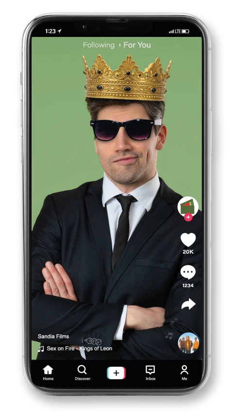 Video vertical de Sandía Films en TikTok: un hombre de traje con corona y lentes oscuros